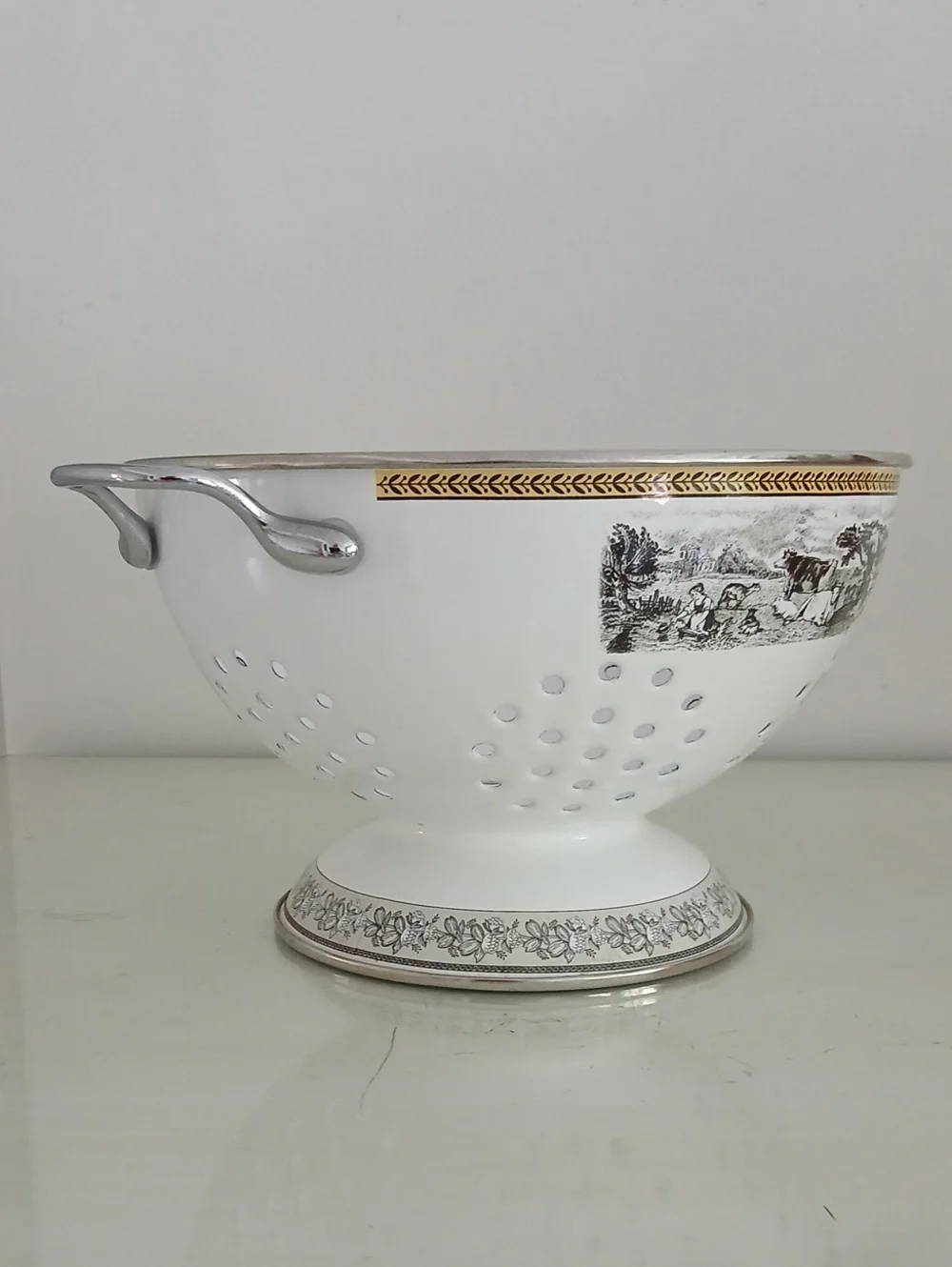 Villeroy & Boch AUDUN FERME Colander Enamel Black White Florals Pastoral Scene